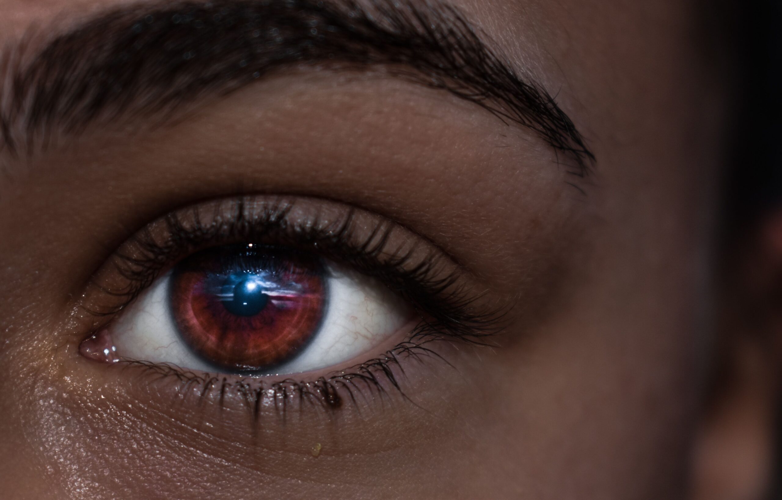 Красно-коричневый цвет глаз
